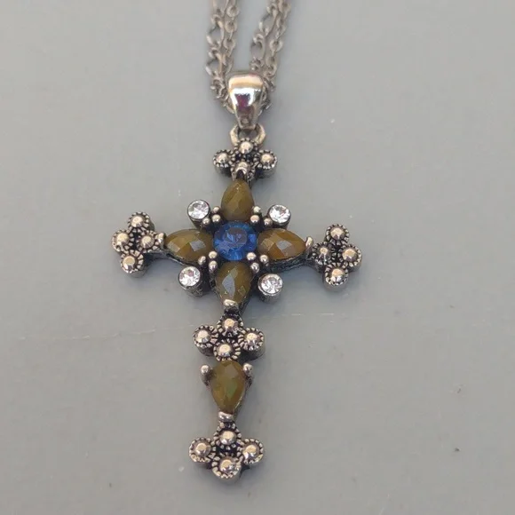 Gorgeous Cross Necklace  jewelry necklace - Picture 3 of 9